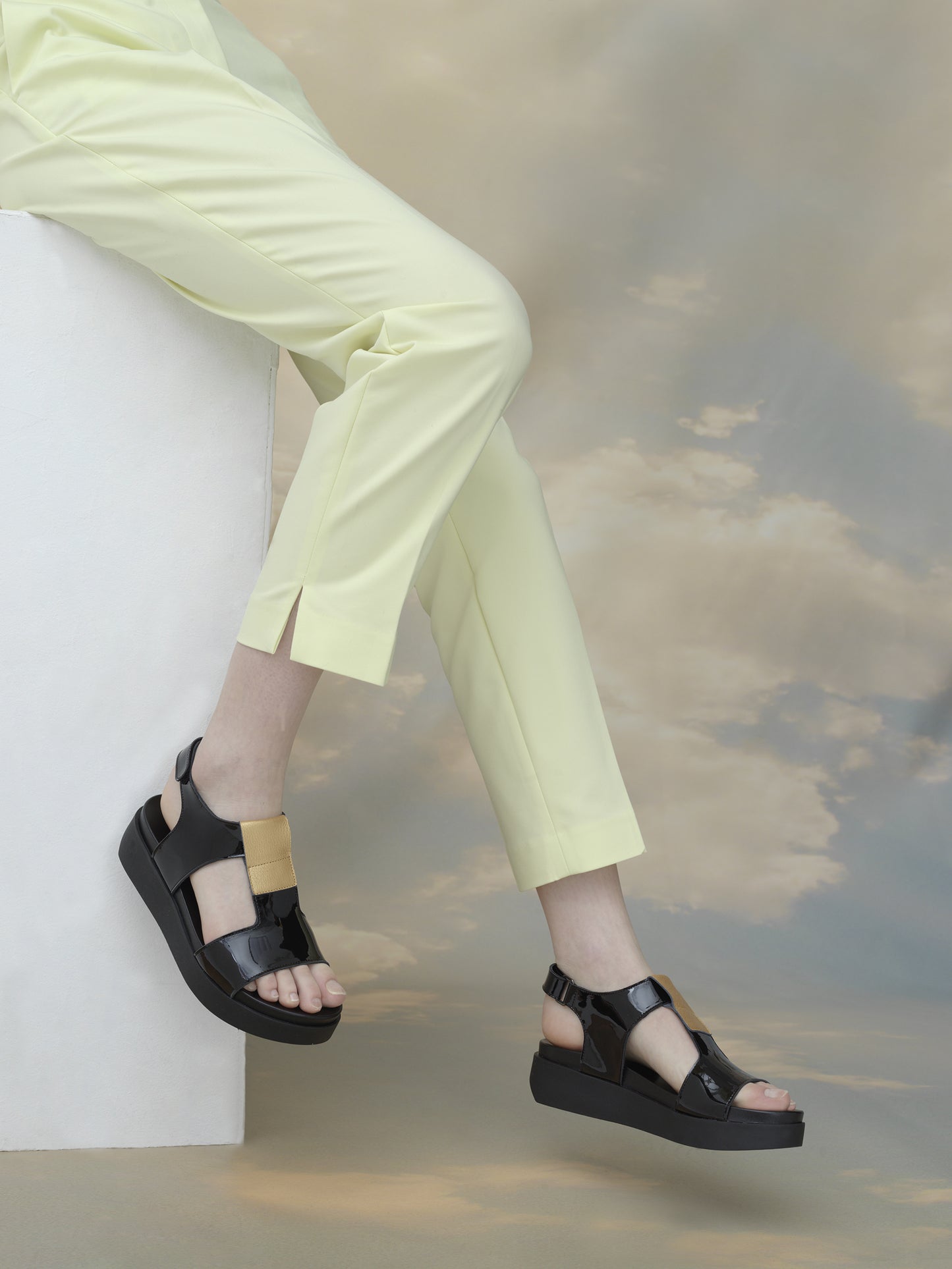 ARCHE SAMPLE - MYAHME BLACK & GOLD CHUNKY FLAT SANDAL