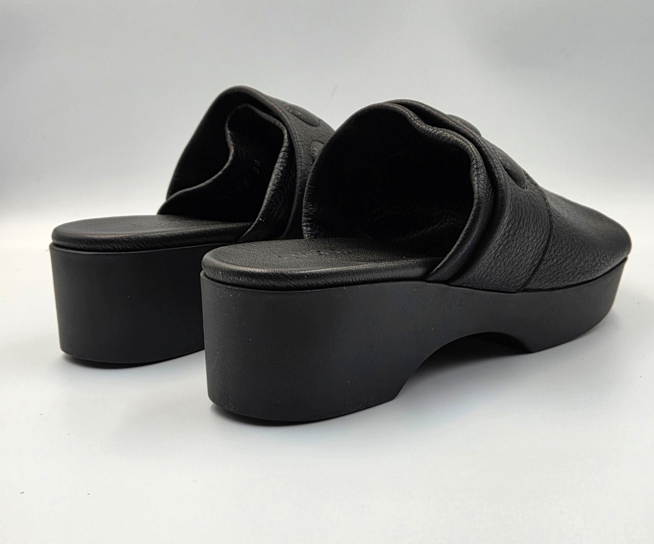 KIMBOW BLACK WEDGE SLIDE