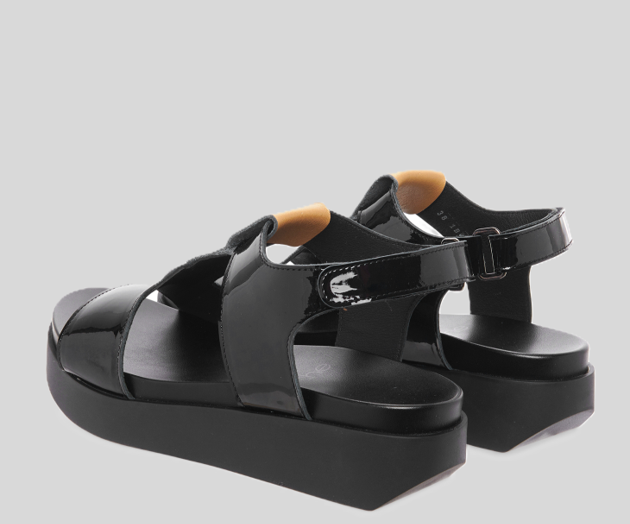 MYAHME BLACK & GOLD CHUNKY FLAT SANDAL