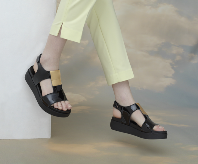 MYAHME BLACK & GOLD CHUNKY FLAT SANDAL