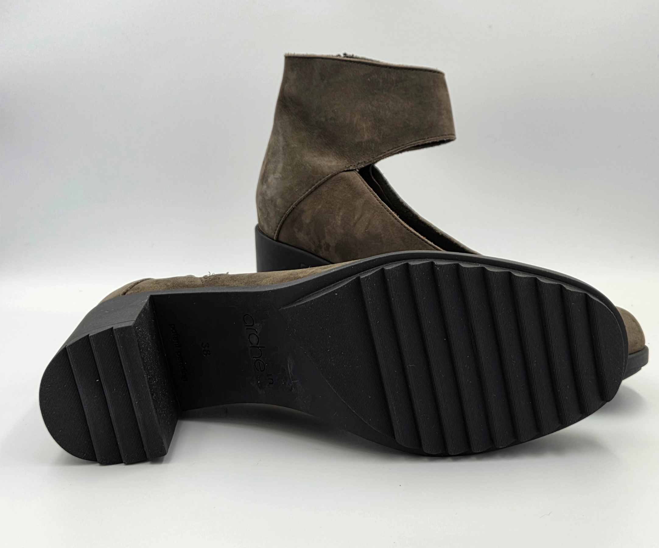 SHEYLA GREY NUBUCK HEEL